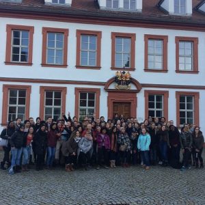 Gruppenfoto Vor Der Jugendherberge